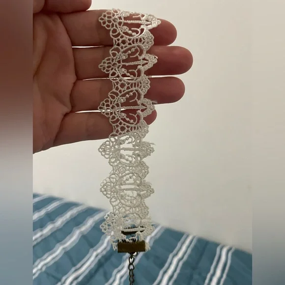 Vintage White Lace Choker Necklace - Picture 4 of 4